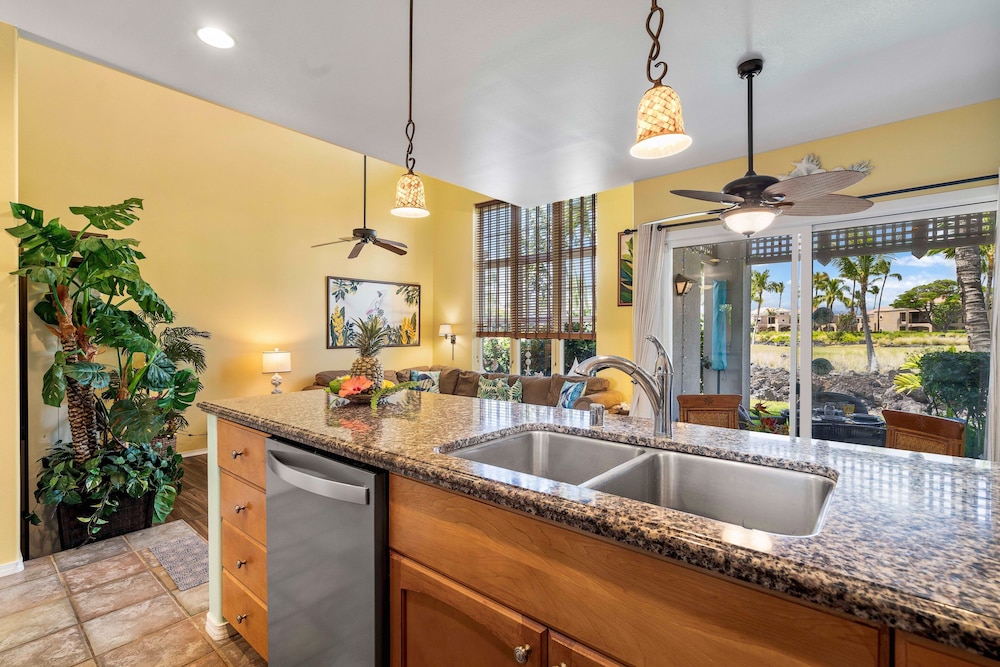 Spacious Top-floor Villa With Stunning Views - Walk to A-bay, Dining & Shops! - Vrkcv
