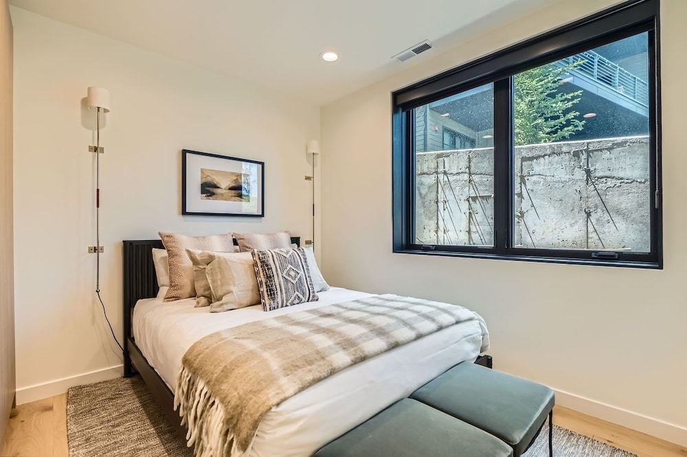 Park City Perfection On Lowell! 1063 4 Bedroom Home