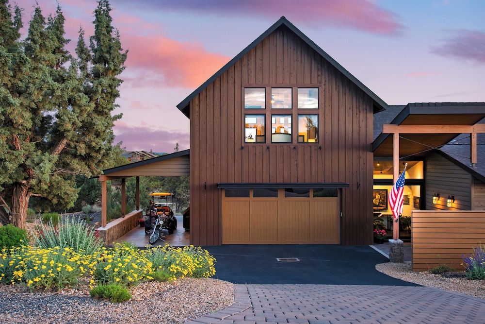 Brasada Ranch Retreat w/ Hot Tub + Views Resort Access w/ Pools, Horseback Riding, Sports, and More Hat Rock Loop by Avantstay