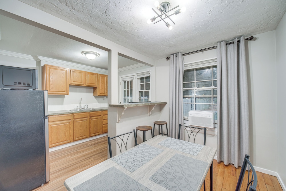 2 Mi to Lake Erie: Home w/ Yard in Euclid!