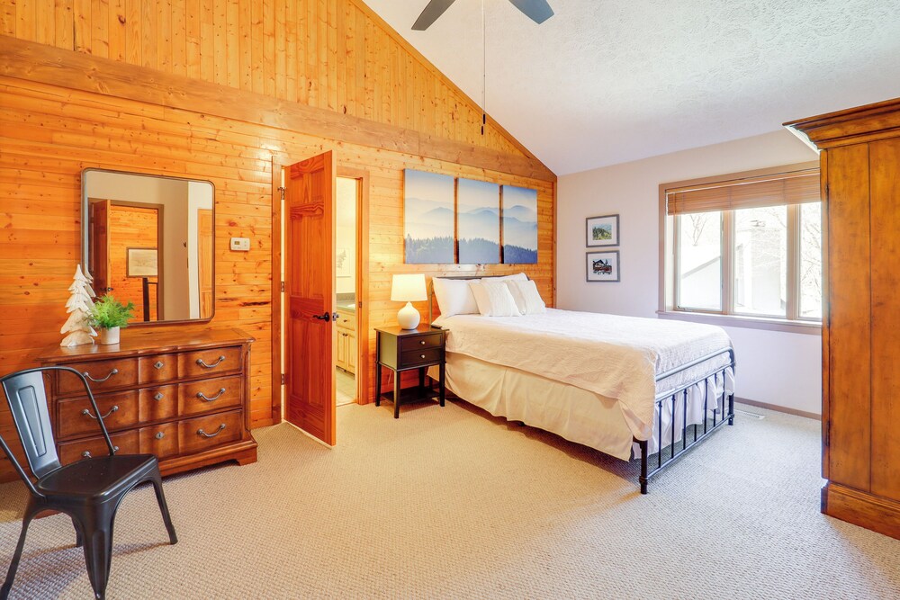 Walk to Ski Slopes: Sugar Mountain Unit w/ Balcony
