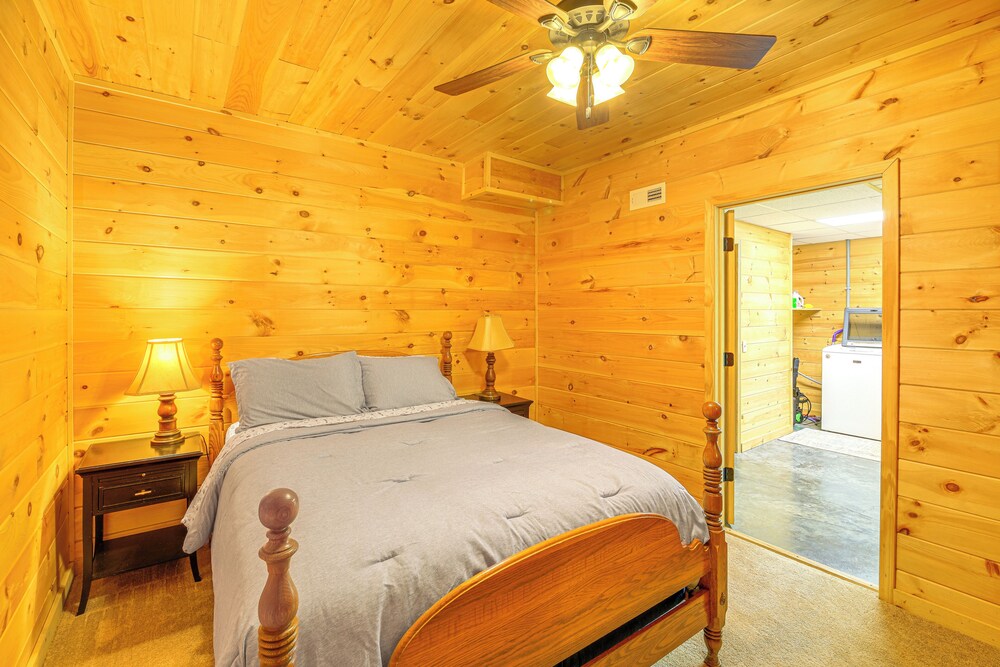 Blue Ridge Mtns Retreat w/ Views, 1 Mi to Parkway!