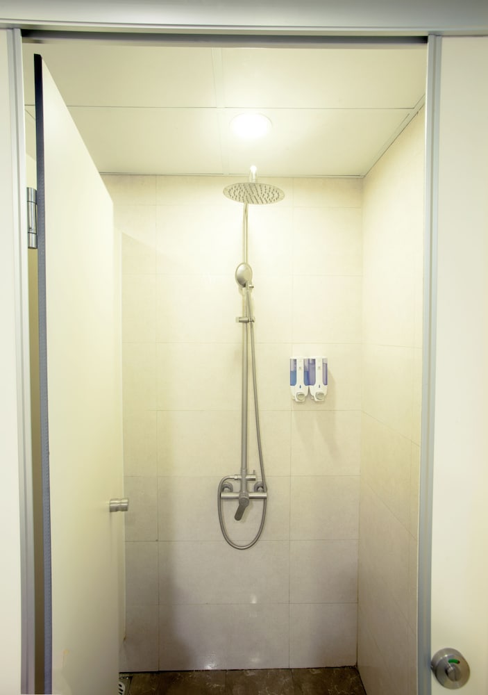 RedDoorz Hostel @ Signature Inn