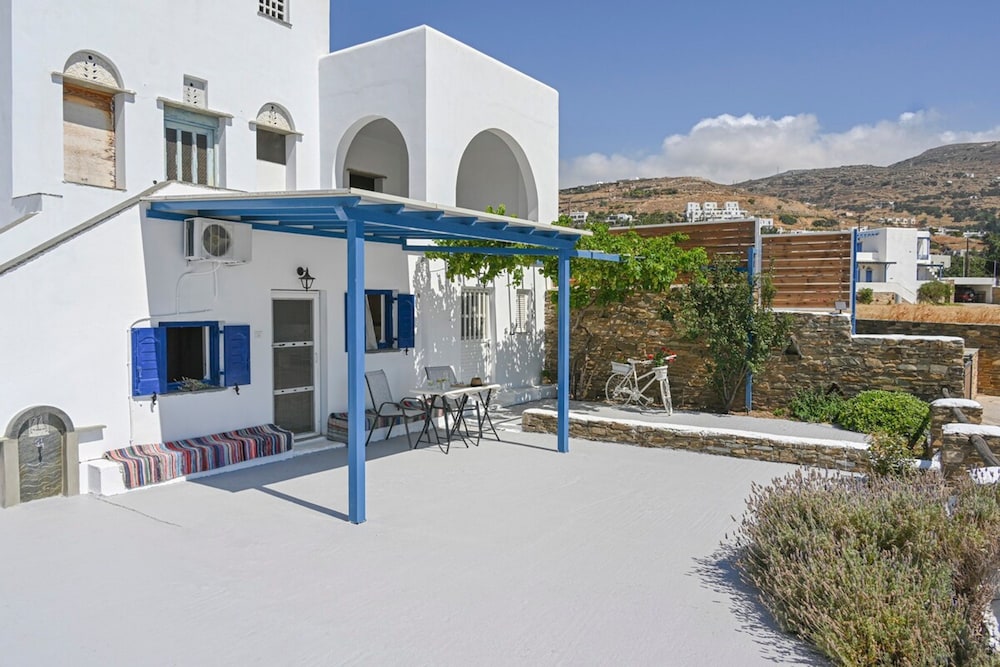 La Luna in Agia Barbara Tinos