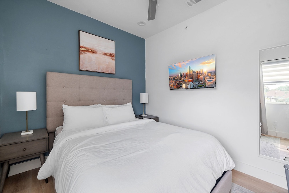 Urban Comfort King Bed Rooftop Backyard