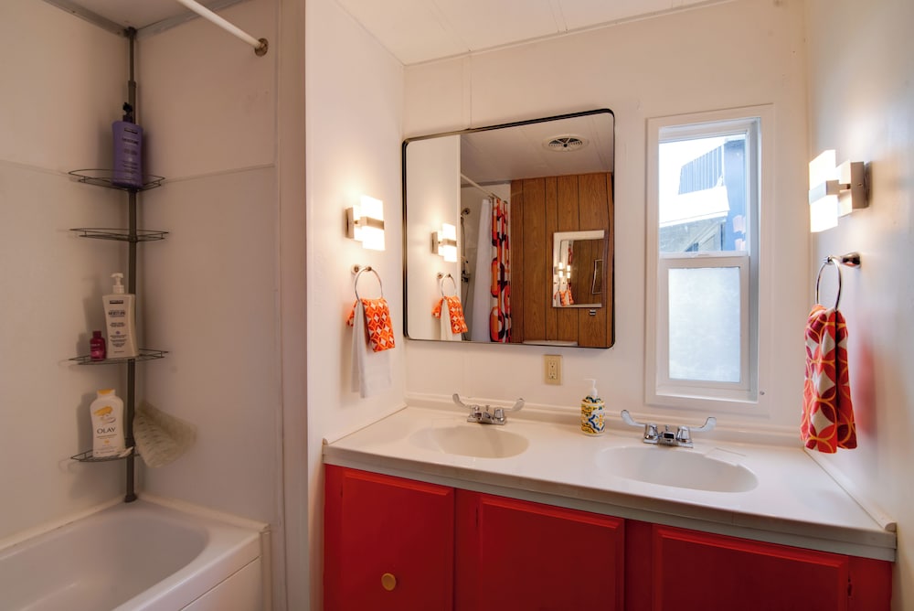 Walk to Beach! Fun Retro Retreat in Ocean Shores