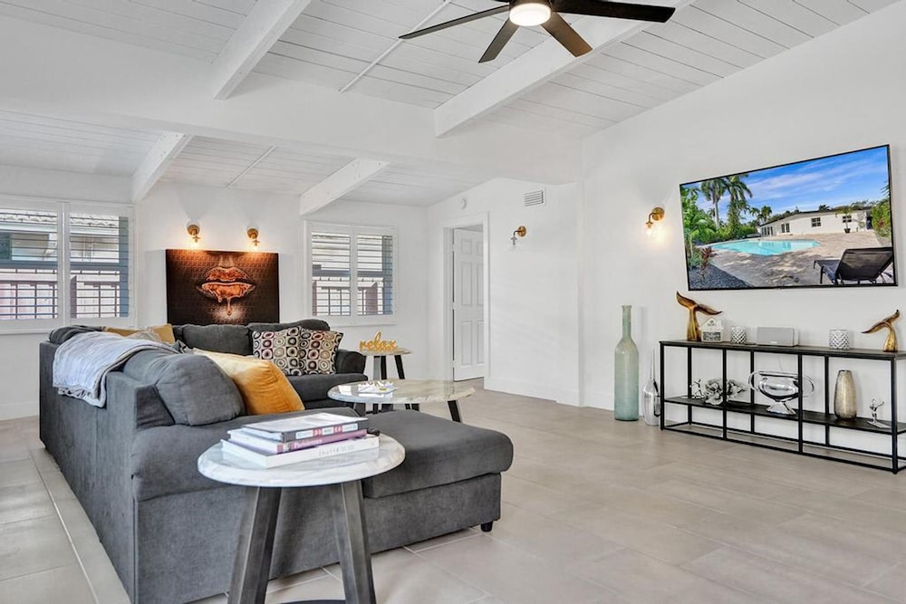 New Pool House 3-bedroom Home Victoria Park