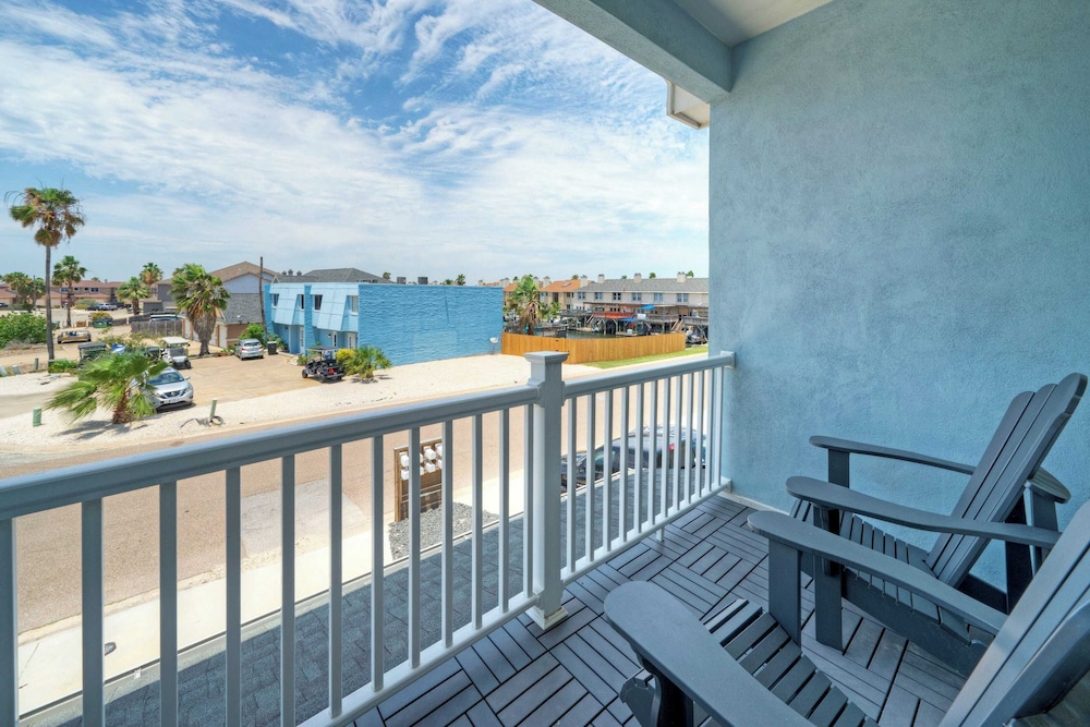 Peaceful Paradise Private Pool, Balcony Views + 5 Mins to Whitecap Beach
