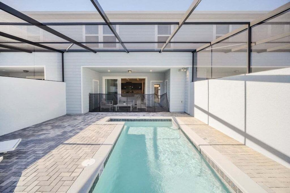 Luxury Home With Splash Pool 5 Bed Townhome! 5 Bedroom Townhouse