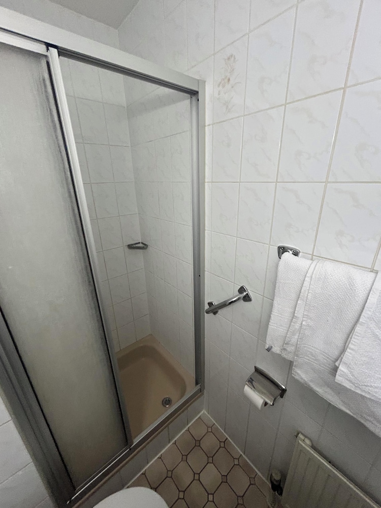 2-Rent Group Hostel Rooms AUB162