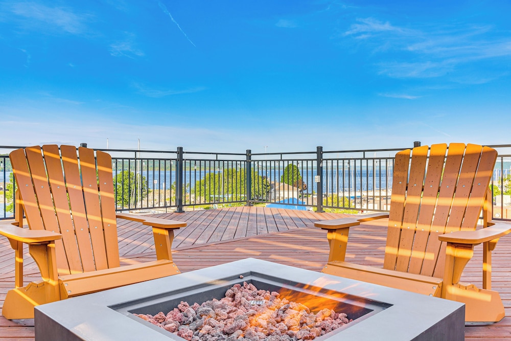 Walk to Lake City Marina: Condo w/ Rooftop Deck!