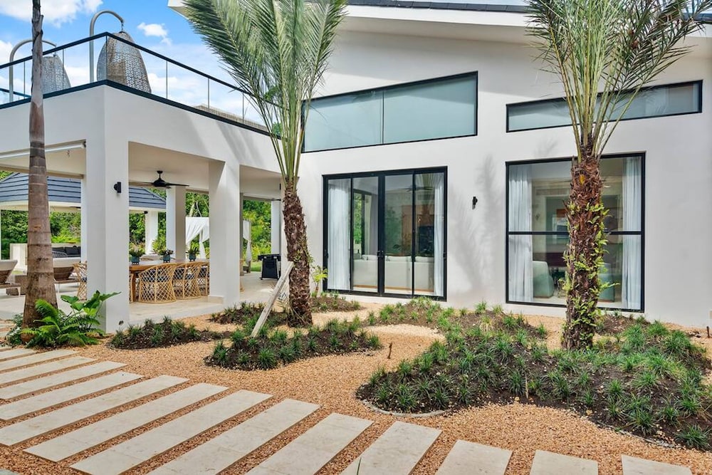 Contemporary 5 BR Luxury Golf Villa w Large Pool