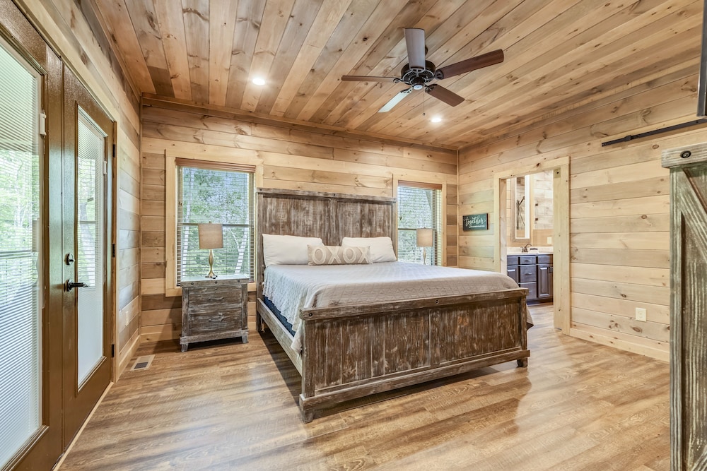 Stone Mountain Lodge 4 Bedroom Cabin by RedAwning view 3
