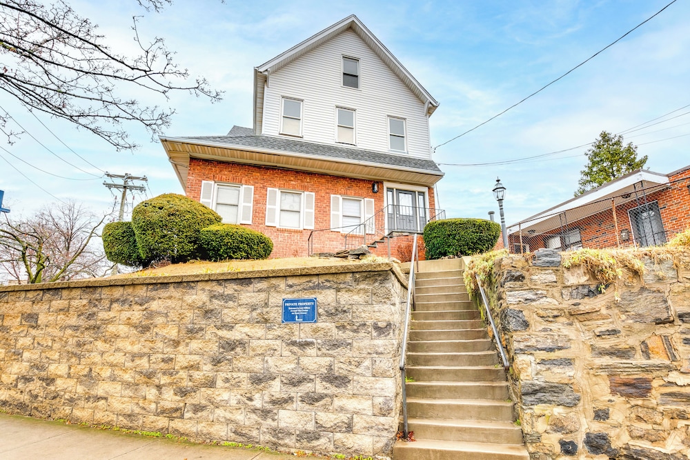 Centrally Located & Pet Friendly: Yonkers Studio!