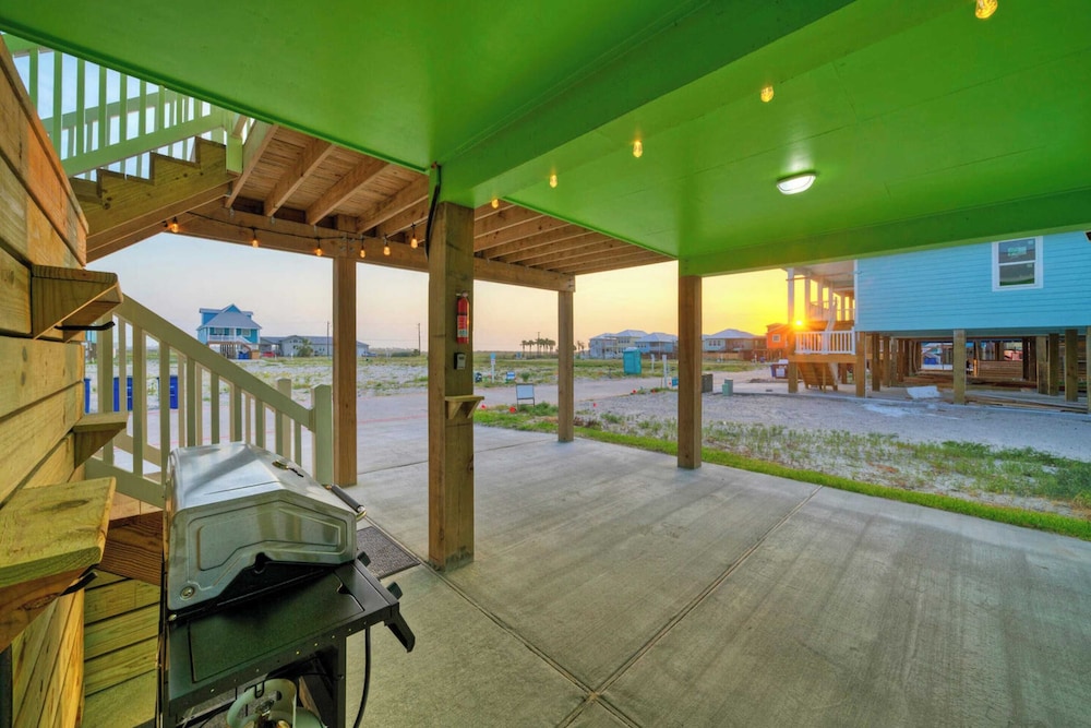 Sleeps 21, 2 Homes Private Pool, Patio Lounge w/ Fire Pit, Bar, TV, & Games