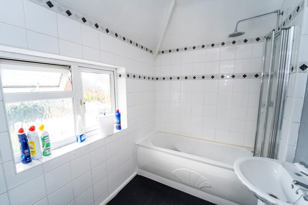 3 Bed House - Sleeps 5 - Pets - Garden - Parking