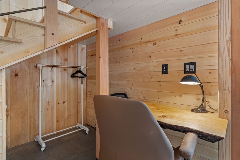 Ski Cabin w Hot Tub Gas Fireplace Near Cranmore