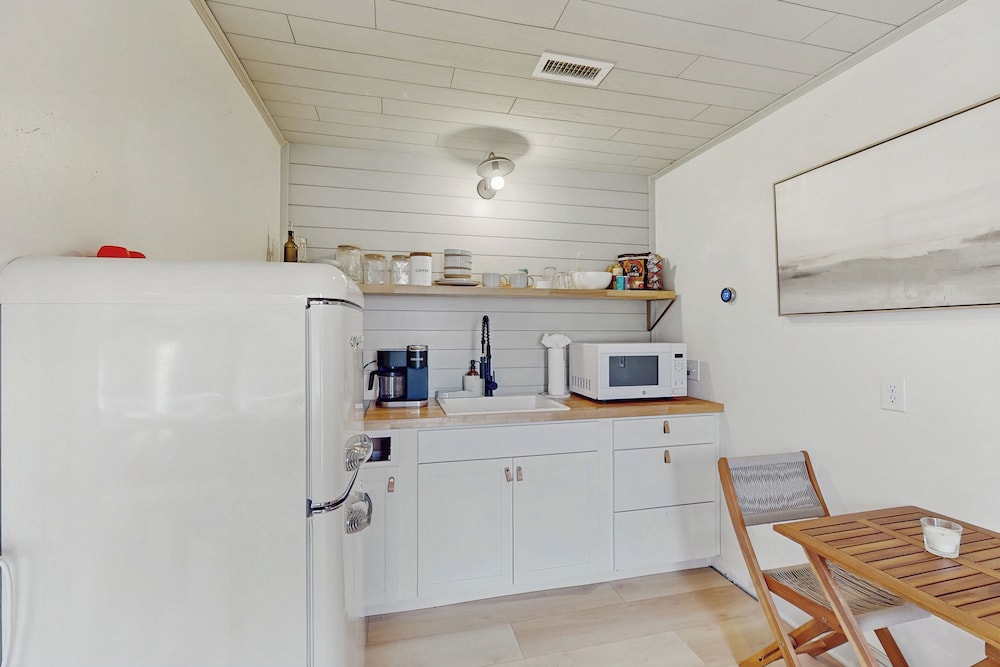 1BR Home w/ Outdoor Shower, Steps to Beach