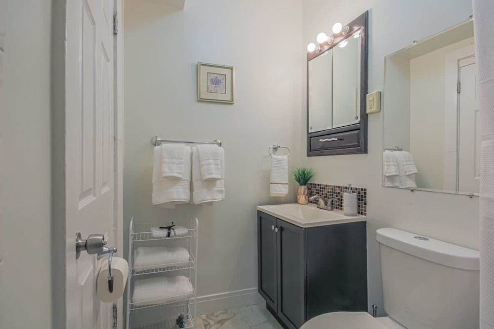 Peaceful One Bedroom Home Near Chicago