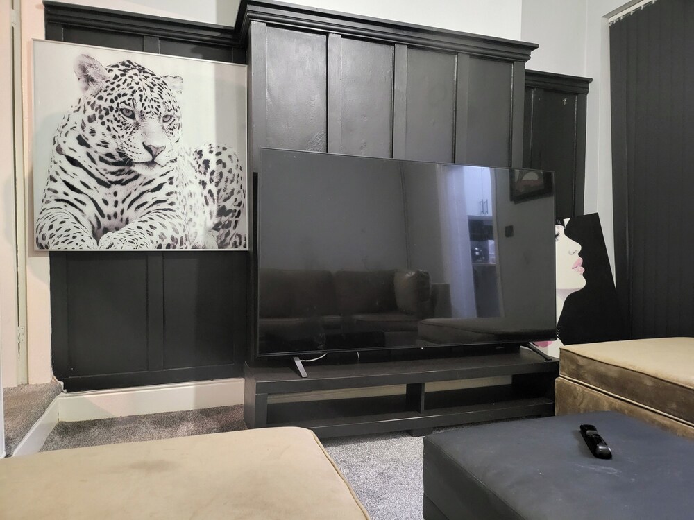 Apartment - Sleeps 5 - Great Location - Parking