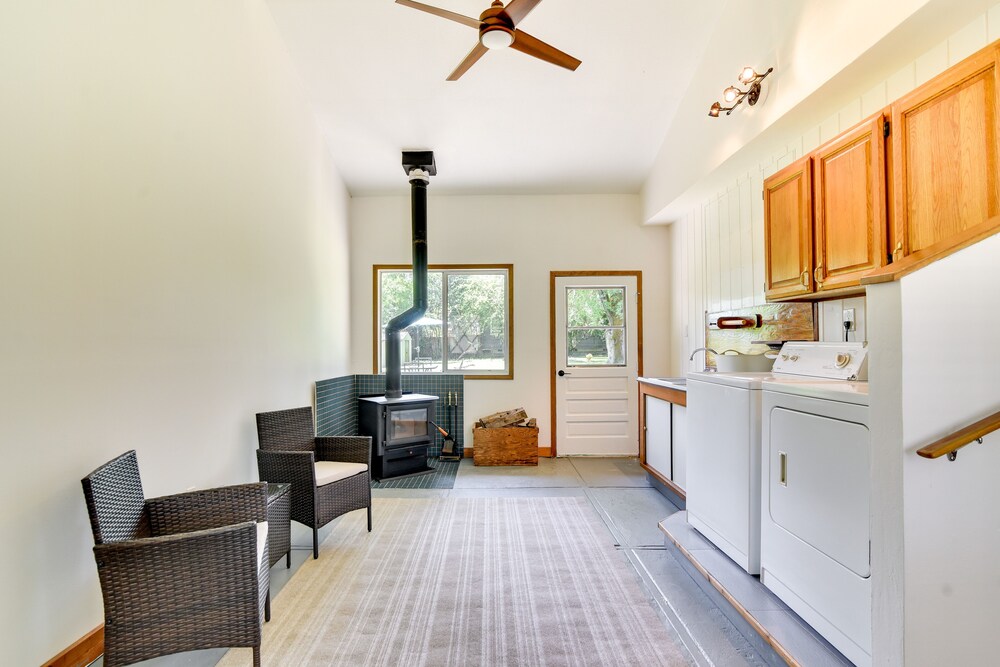 Modern Home w/ Spacious Yard in Beaverton! view 4