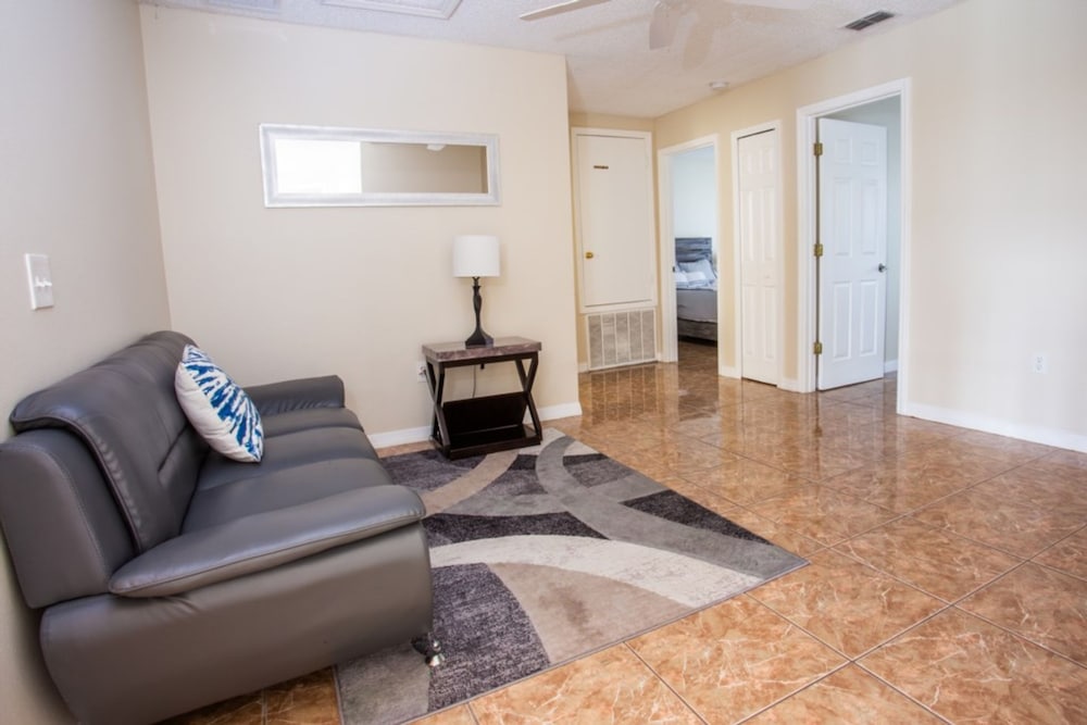 Cheerful 5 bed - 4 Bath Spacious Home
