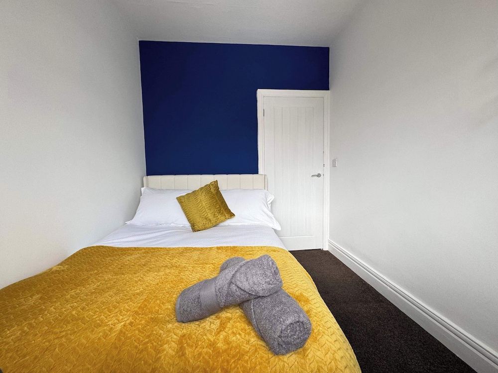 City Centre-4 Br-sleeps 7-garden-free Parking