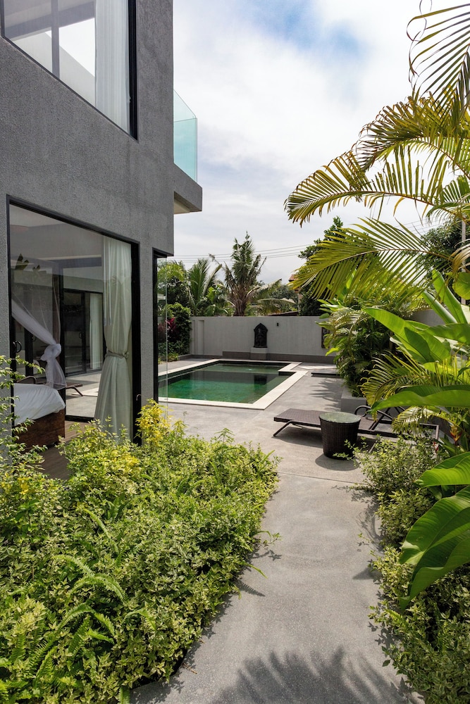 Family PoolVilla Near the Pier V266