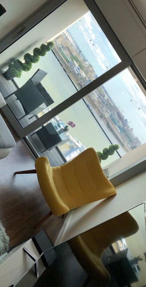 Stunning 1-bed Apartment in London With River View