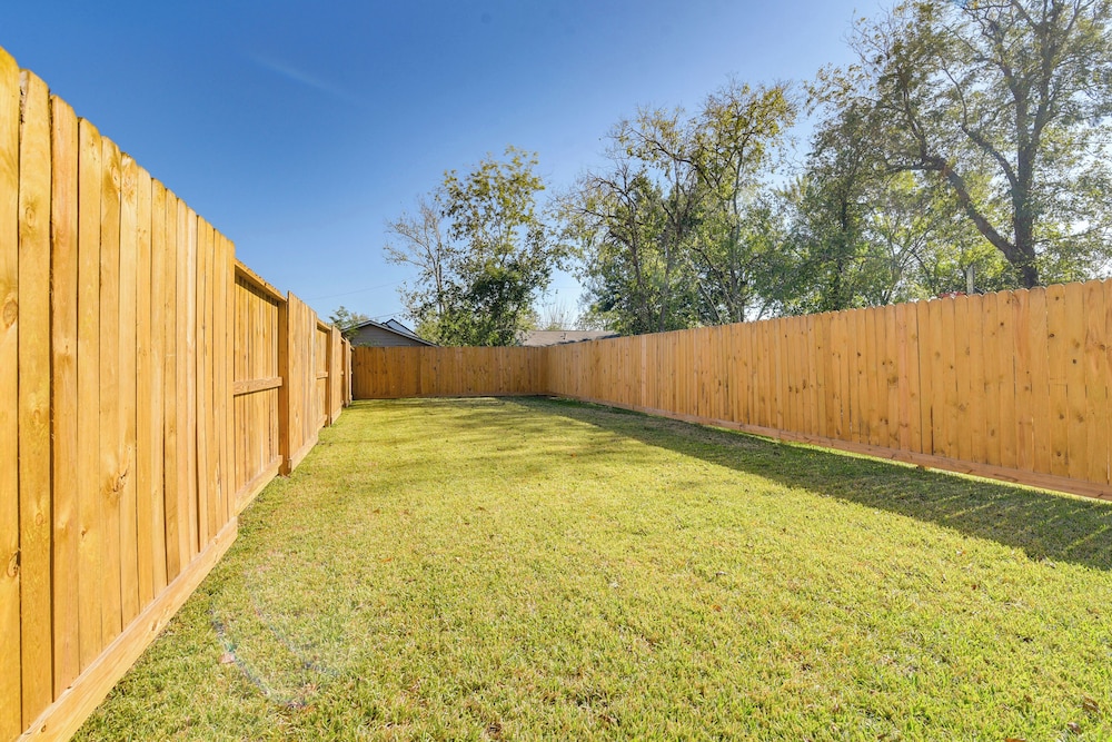 5 Mi to NRG Stadium: Modern Escape w/ Patio & Yard