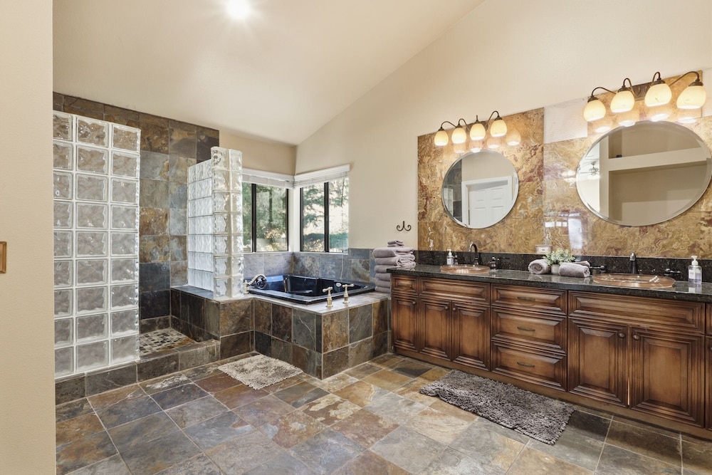 Spacious Mountain Getaway Game Room & Gazebo 5 Bedroom Villa