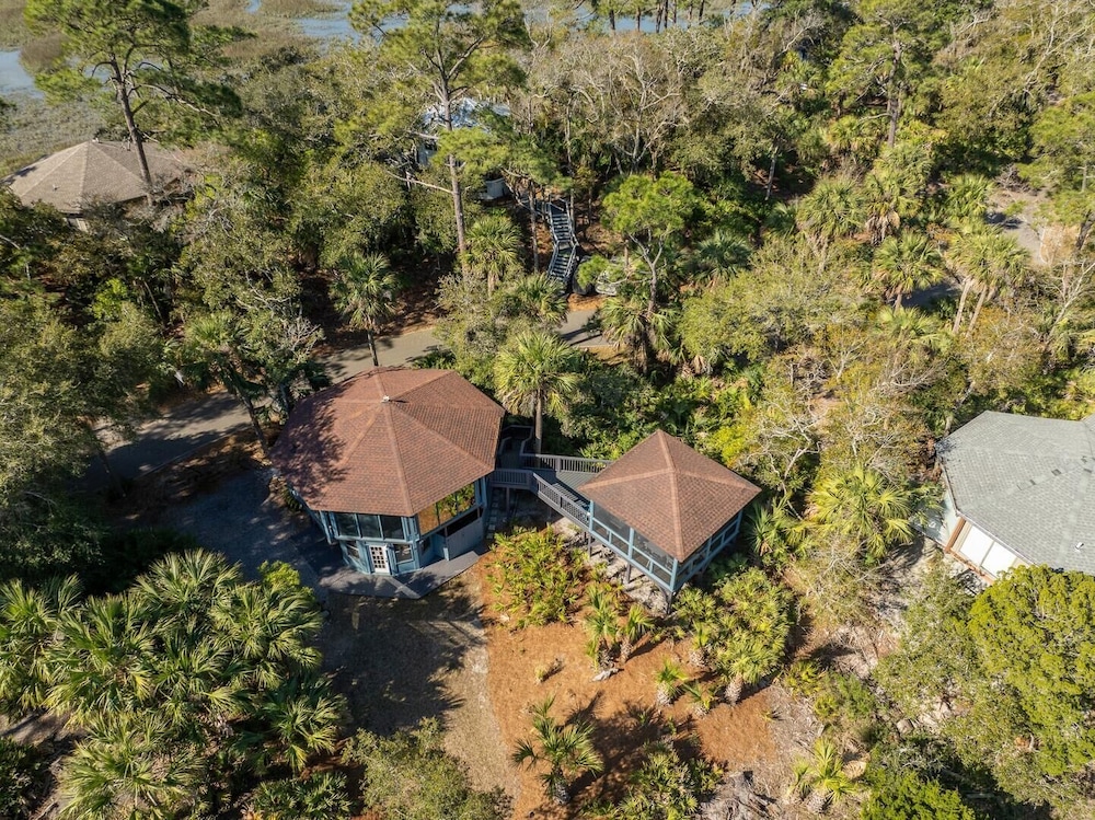 Charming 2-bed, 2-bath Home, Resort Access and Golf Cart Included!