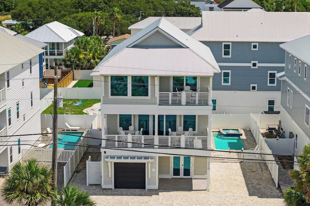 Gulf Views, Pool, Rooftop Lounge & Private Beach Heavenly Day by Avantstay
