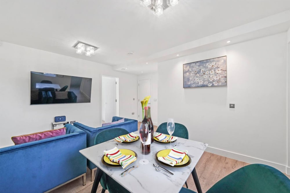 Gorgeous 3 Bedroom Duplex Apartment in West London