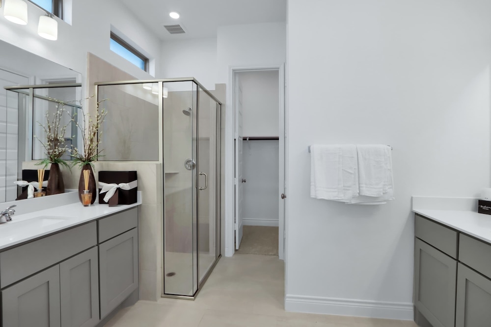 Legacy Haus Modern Stay for 8!