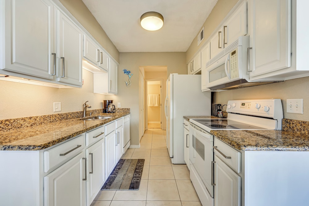 Walk to St Augustine Beach! Condo w/ Pool Access