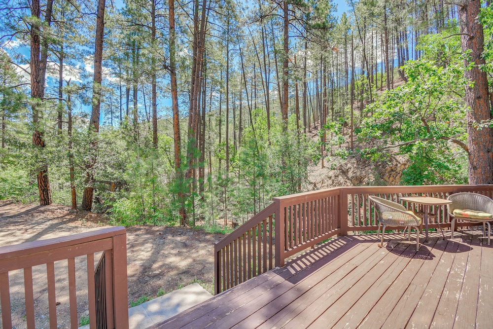 6 Mi to Mt Union: Peaceful Cabin w/ Deck