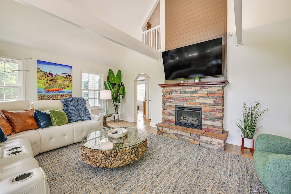 Pool, Lake Views, Dock & More: Mt Vernon Getaway