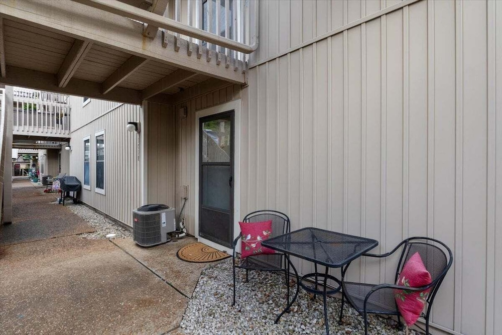 Lakefront Condo w/ Screened Patio, 3 Pools, Boat Slip in Osage Beach