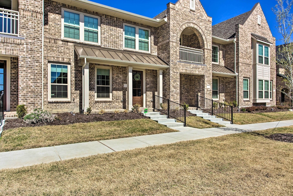7 Mi to Lewisville Lake: Family Townhome in Frisco view 3