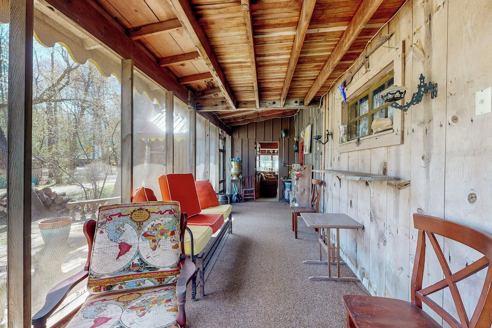 6BR Lakefront Estate w/ Private Piers & Patios