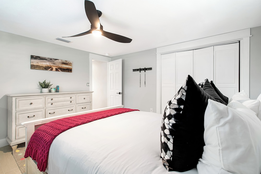 Luxury Pool Retreat near Siesta Key