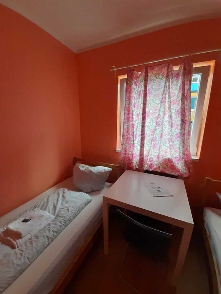2-Rent Group Hostel Rooms&Apartments TUB19A
