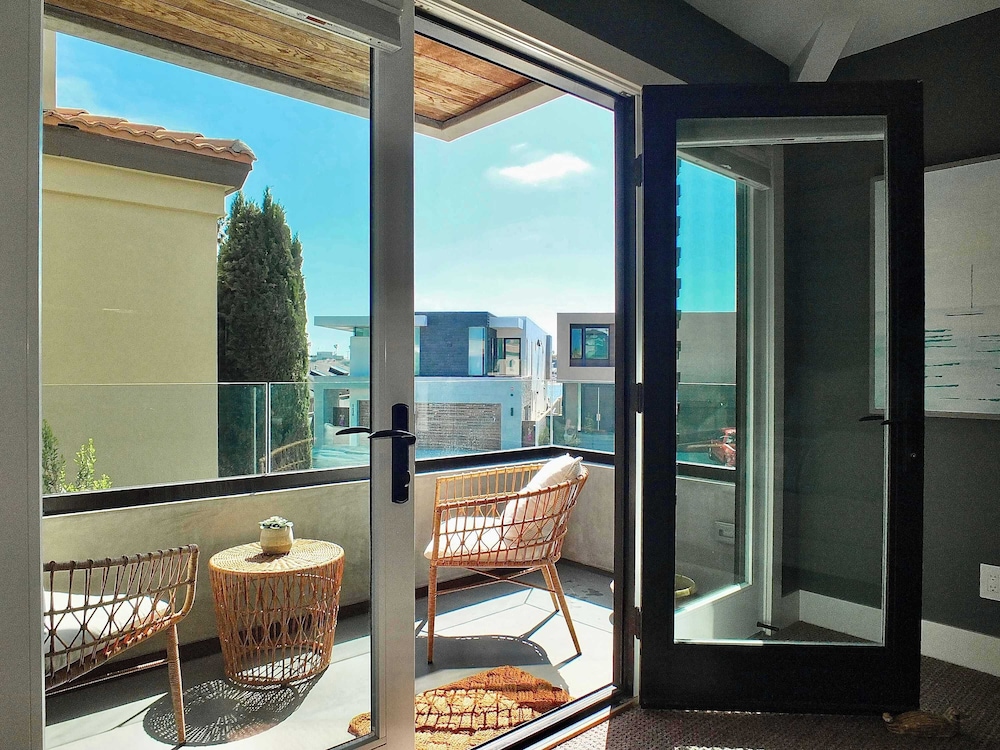 Naples Luxury Retreat - 2 BDR Stay for 4 With Rooftop Patio Near Shops