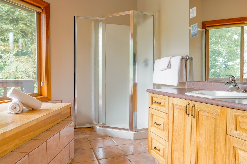 Tofino Vacations - Whalers Guesthouse - Property Image 11