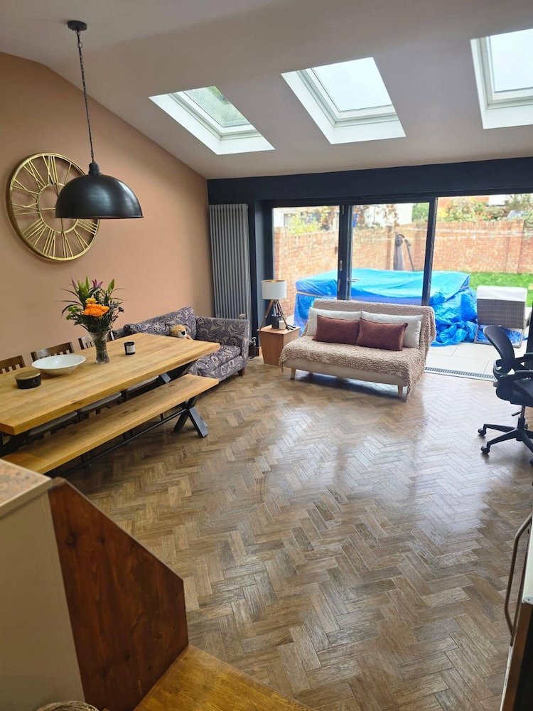 Spacious 4-bed House Close to LHR and London