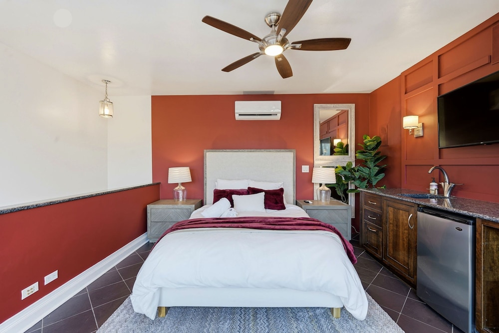 Modern 4-bedroom Townhouse in River West