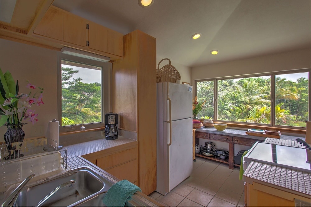 Maluhia Hale 3 Bedroom Home by RedAwning view 5