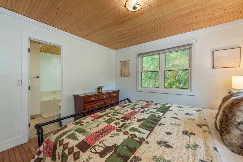 Riverside Bliss Mountain Views Cozy Fires