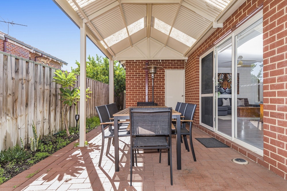Stylish 3-bed Townhouse With Courtyard & BBQ